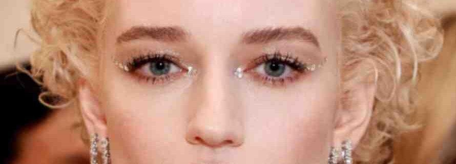 10 Short Curly Hair Hairstyles You Can Do at Home in June 2025